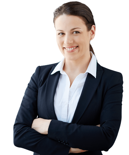 Professionelle Mitarbeiterin mit verschränkten Armen vor neutralem Hintergrund